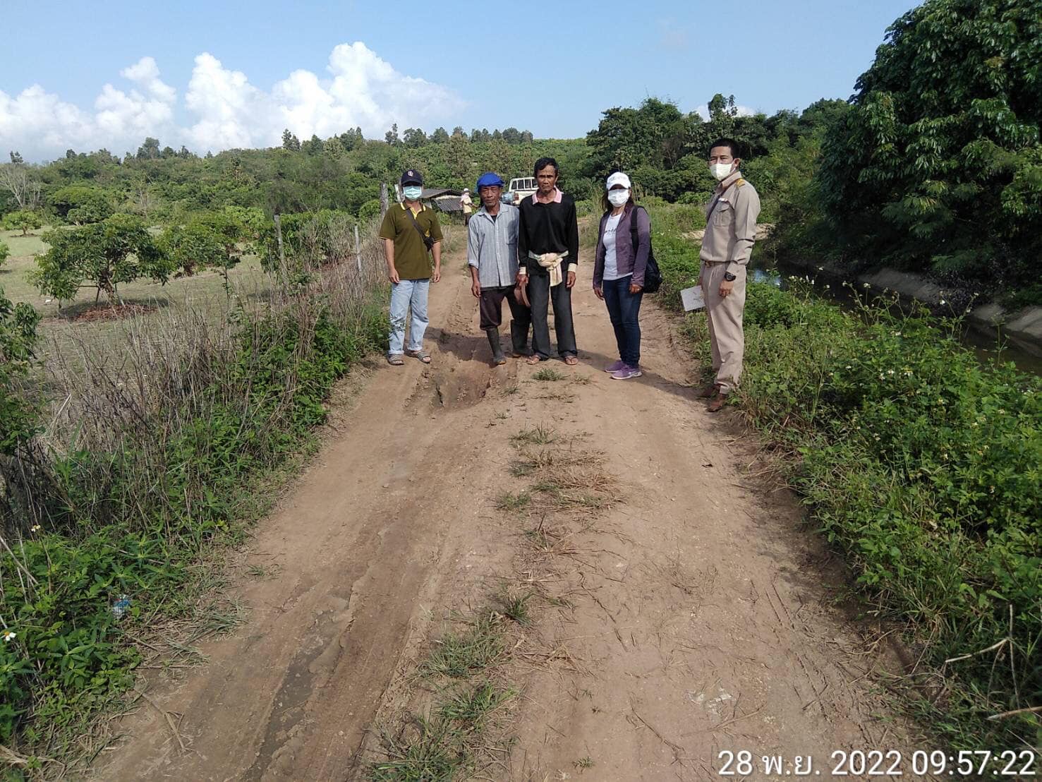 You are currently viewing ลงพื้นที่ตรวจสอบถนนเพื่อการเกษตรที่ชำรุดเสียหาย เส้นทางเลียบลำเหมืองแม่แนต บ้านแม่แนต หมู่ที่ 8 ตำบลแม่ตืน อำเภอลี้ จังหวัดลำพูน