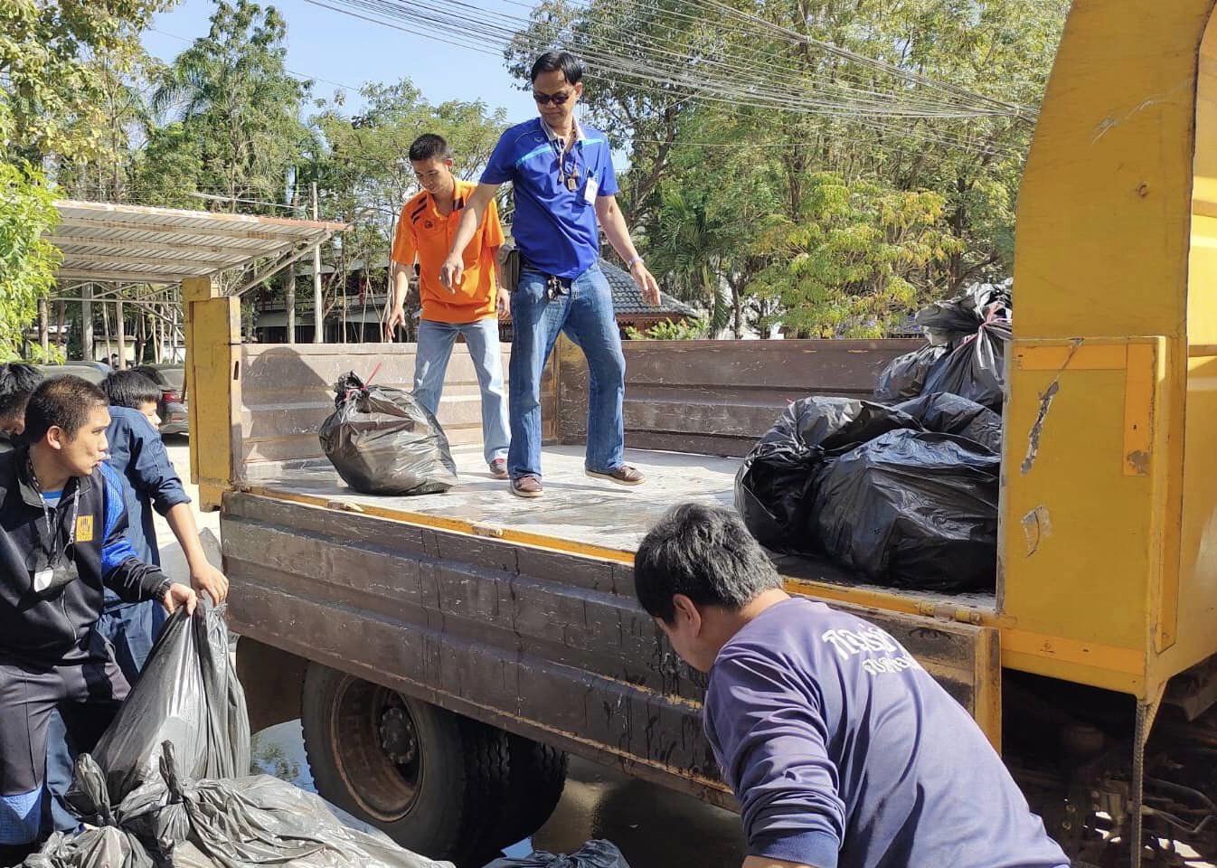 Read more about the article นำรถบรรทุกน้ำ ฉีดทำความสะอาดและล้างสถานที่ จัดงานกีฬาท้องถิ่นสัมพันธ์ ณ โรงเรียนเวียงเจดีย์วิทยา อำเภอลี้ จังหวัดลำพูน