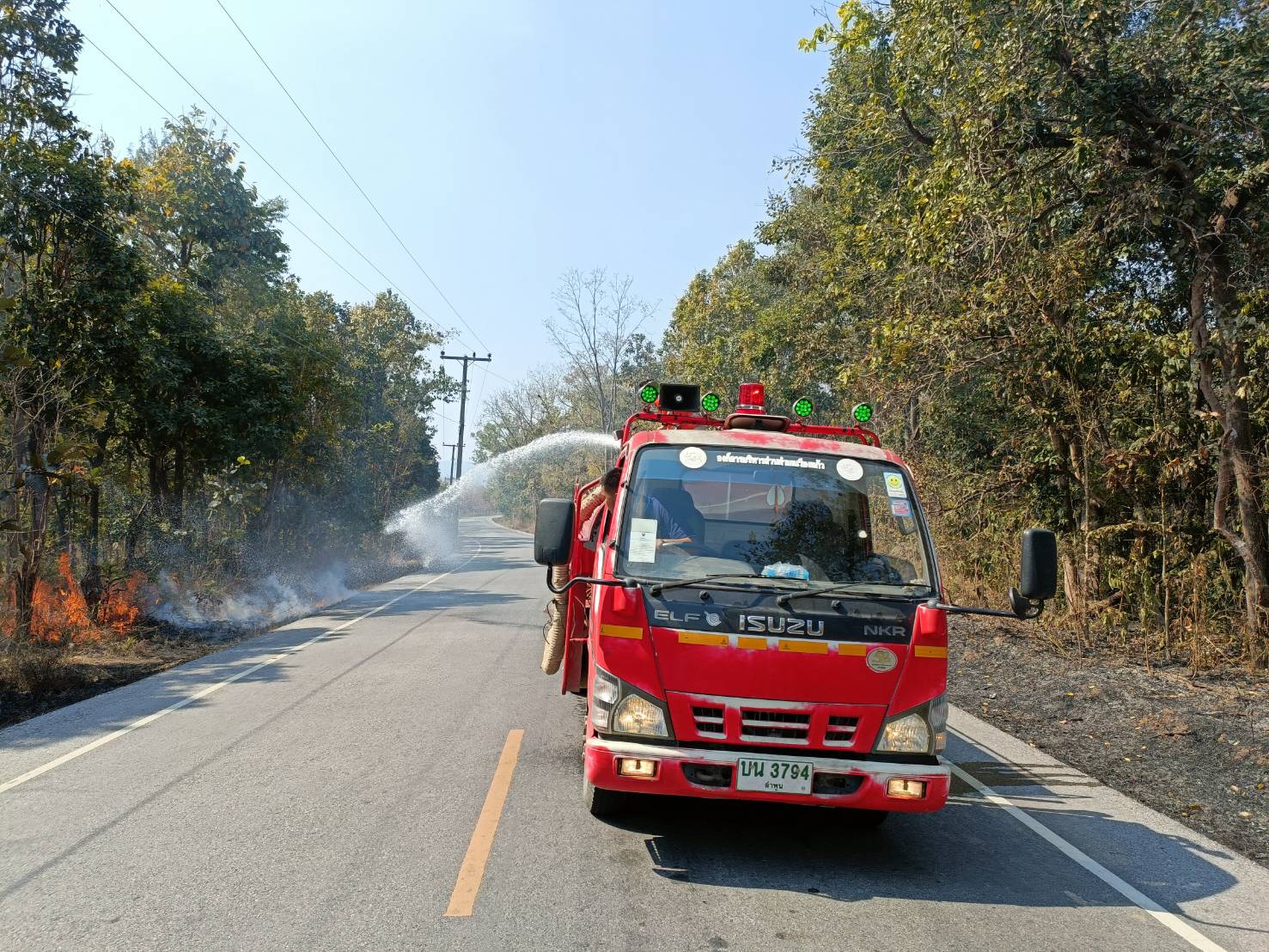 Read more about the article จัดรถน้ำพร้อมเจ้าที่ออกระงับเหตุเพลิงไหม้หญ้า ถนนบ้านเเม่เเนต – บ้านวงศ์ษาพัฒา