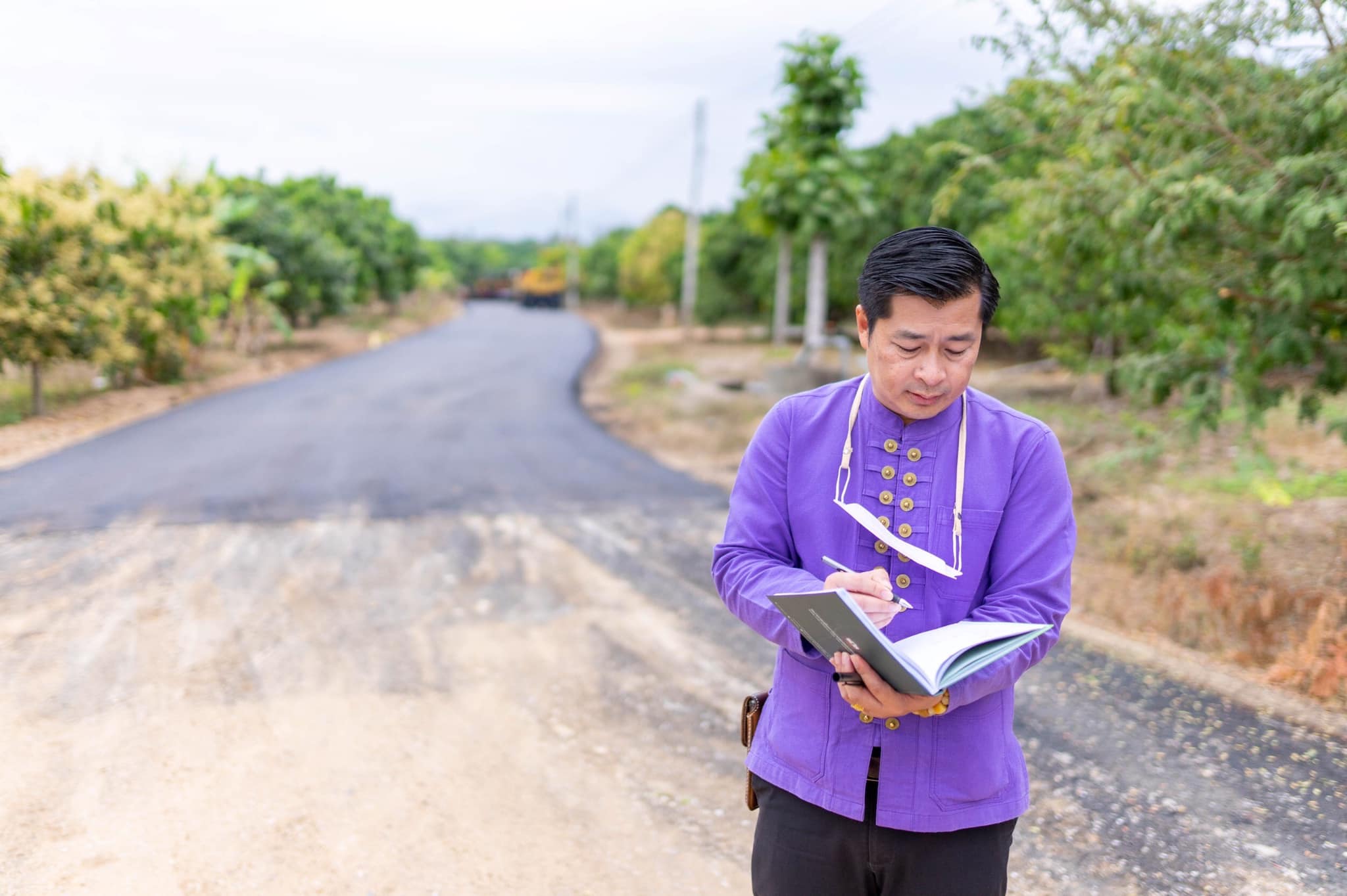 Read more about the article ลงพื้นที่ติดตามความคืบหน้างานโครงการก่อสร้างถนนแอสฟัลท์ติกคอนกรีต สายทางบ้านสันวิไล เชื่อม บ้านสว่างวงศ์พัฒนา หมู่ที่ 9