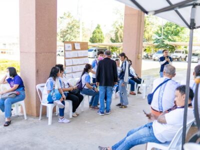 Read more about the article ร่วมจัดเตรียมความพร้อมเเละเเจกเสื้อ+BIBให้นักวิ่งที่จะมาร่วมงานวิ่งฮอมฮักเวียงแก้ว มินิมาราธอน ครั้งที่1 ในวันที่19 กุมภาพันธ์ 2566