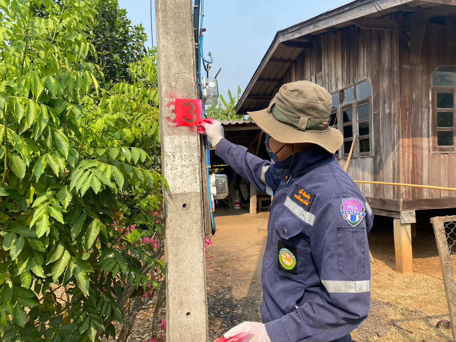 Read more about the article ลงพื้นที่ฉีดพ่นหมายเลขเสาไฟฟ้าบ้านวงศ์ษาพัฒนา หมู่ที่ 1 และ บ้านแม่แนต หมู่ที่ 8 ตำบลแม่ตืน อำเภอลี้ จังหวัดลำพูน