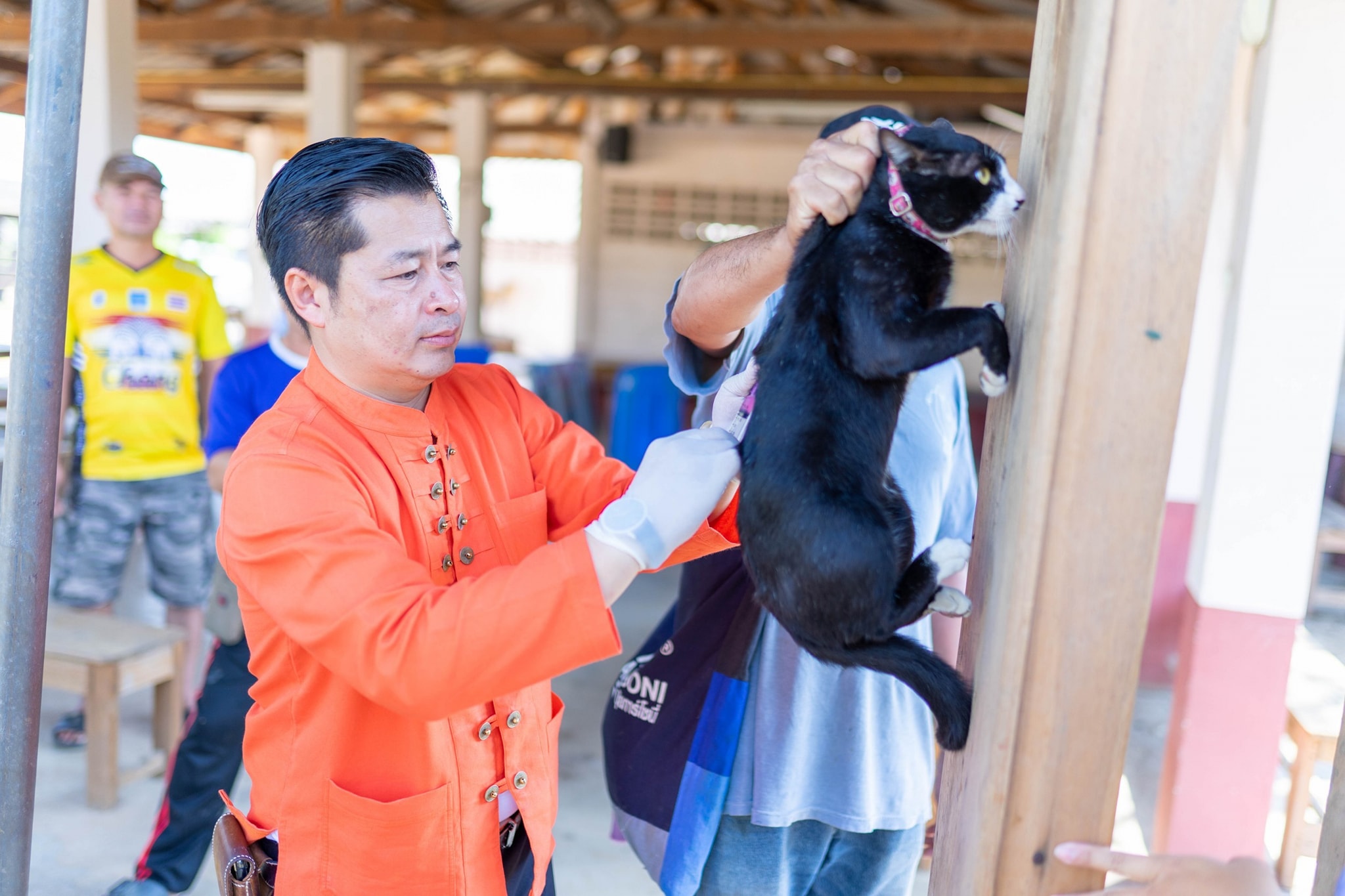 Read more about the article ดำเนินการฉีดวัคซีนป้องกันโรคพิษสุนัขบ้าให้กับสุนัขและแมว ตามโครงการสัตว์ปลอดโรค คนปลอดภัยจากโรคพิษสุนัขบ้า ประจำปีงบประมาณ 2566