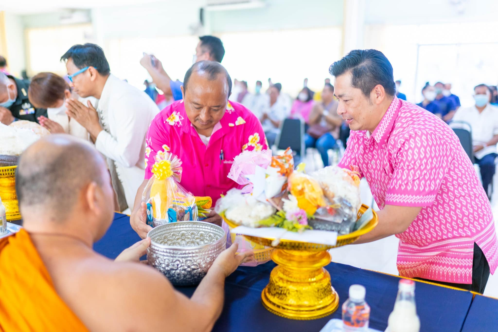 Read more about the article ร่วมสรงน้ำพระเถระพระสังฆาธิการ เจ้าคณะอำเภอลี้ และถวายเครื่องสังฆทาน เนื่องในวาะดิถีขึ้นปีใหม่เมือง 2566 โดยนายวิวัฒน์ จันทร์โอภาส นายอำเภอลี้ เป็นประธานในพิธี ณ ห้องประชุมเมืองนักบุญที่ว่าการ