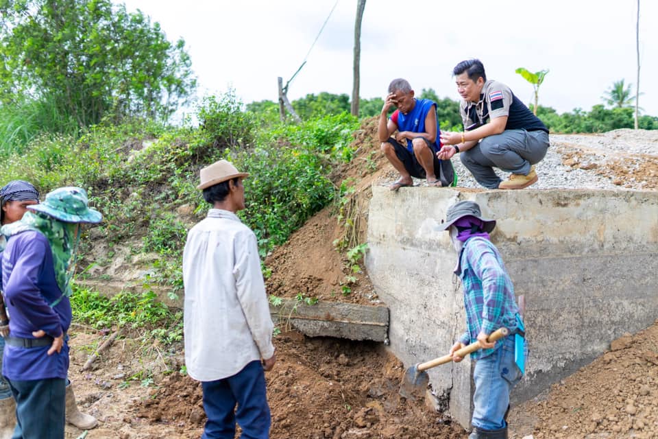 Read more about the article ลงพื้นที่ซ่อมแซมฝายปูวงค์ บริเวณที่มีรอยแตกรั่วและเกิดน้ำไหลซึม บ้านแม่เทยพัฒนา หมู่ที่ 14 ตำบลแม่ตืน อำเภอลี้ จังหวัดลำพูน เพื่อเเก้ไขปัญหาความเดือดร้อนให้เเก่ประชาชน