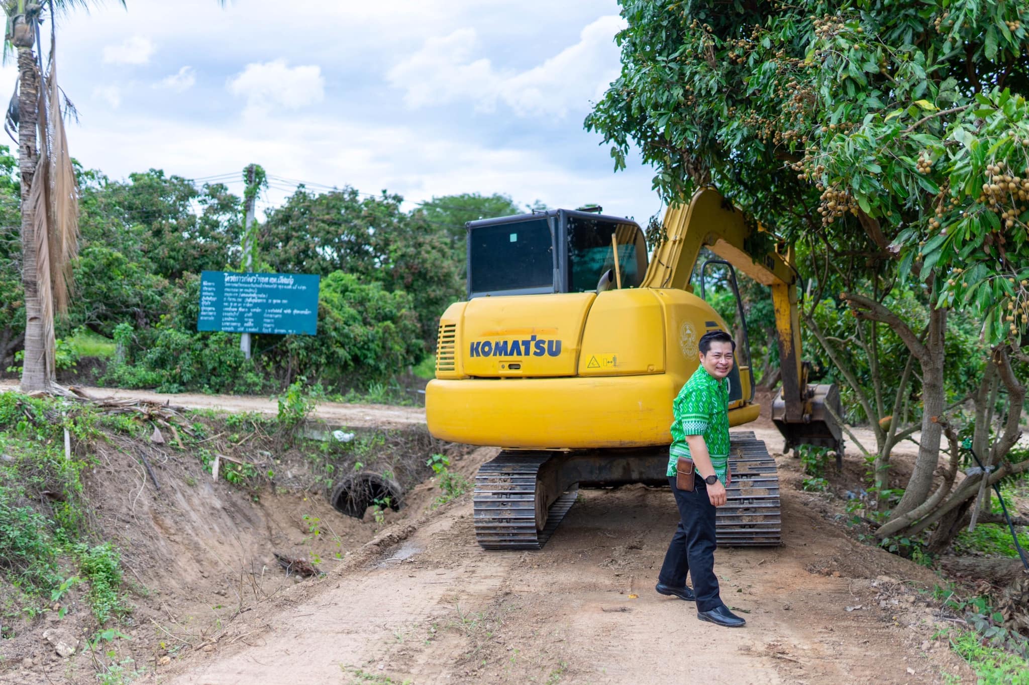 You are currently viewing ลงพื้นที่ขุดลอกเปิดทางน้ำ บ้านหนองบัวคำ หมู่ที่ 10 ตำบลแม่ตืน อำเภอลี้ จังหวัดลำพูน เพื่อเเก้ไขปัญหาความเดือดร้อนให้เเก่ประชาชน