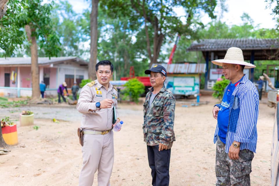 Read more about the article ลงพื้นที่โรงเรียนบ้านวังมน หมู่ที่ 4 ตำบลแม่ตืน อำเภอลี้ จังหวัดลำพูน ตัดแต่งกิ่งไม้ เพื่อปรับปรุงภูมิทัศน์บริเวณโรงเรียนบ้านวังมน สนับสนุนรถกระเช้า โดยเทศบาลตำบลศรีวิชัย