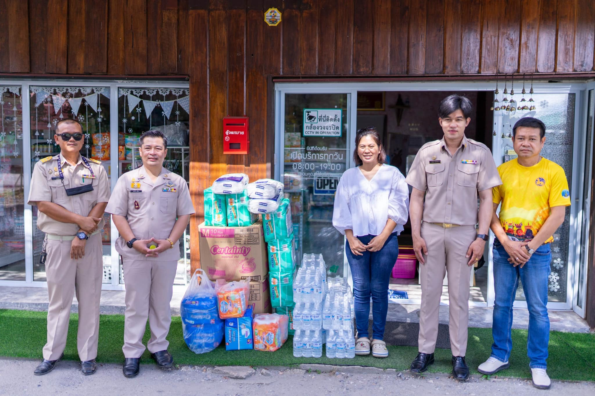 You are currently viewing สั่งซื้อแพมเพิสและผ้ารองซับ เพื่อมอบเเก่ผู้ป่วยติดเตียงในเขตพื้นที่ อบต.เวียงแก้ว โอกาสนี้ “ร้านเบบี้ฮัก” (ศรีวิชัย)มอบน้ำดื่มร่วมทำบุญสนับสนุน