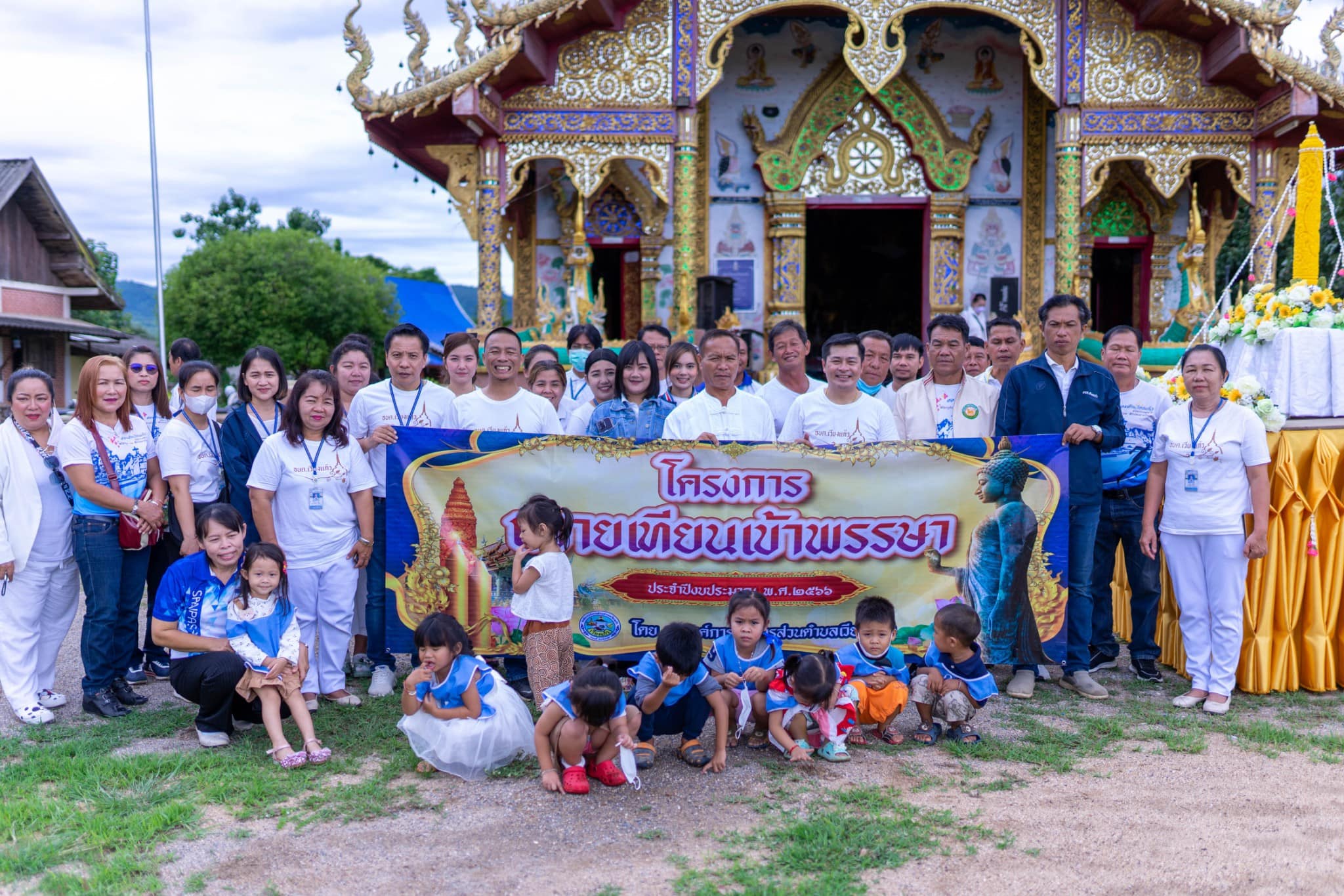 Read more about the article โครงการแห่เทียนเข้าพรรษา ประจำปีงบประมาณ 2566 เพื่อสืบสานประเพณีท้องถิ่นส่งเสริมทำนุบำรุงพระพุทธศาสนาให้คงอยู่สืบไป ระหว่างวันที่ 26-27 กรกฎาคม 2566 โดยจัดให้มีขบวนแห่และถวายเทียนจำนำพรรษา สำหรับวัดในเขตรับผิดชอบองค์การบริหารส่วนตำบลเวียงแก้ว – วัดวังมน หมู่4 – วัดสันป่าสัก หมู่ 5 – วัดแม่เทย หมู่ 6 – วัดสันวิไล หมู่ 9 – วัดป่าธรรมวิเวก หมู่ 15