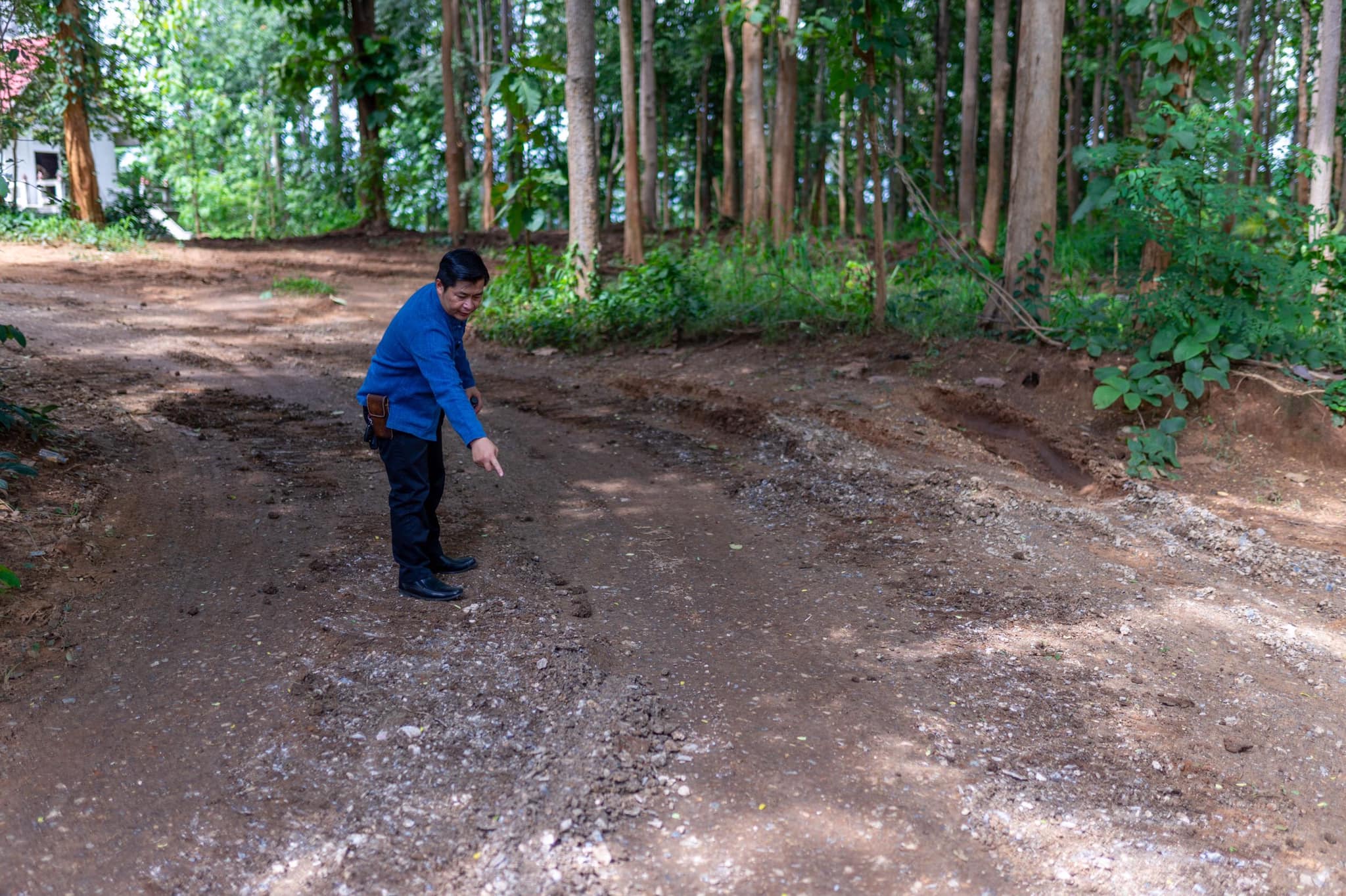 You are currently viewing ลงพื้นที่สำรวจถนนที่ชำรุดเสียหาย บ้านห้วยศาลา หมู่ที่ 7 ตำบลแม่ตืน อำเภอลี้ จังหวัดลำพูน