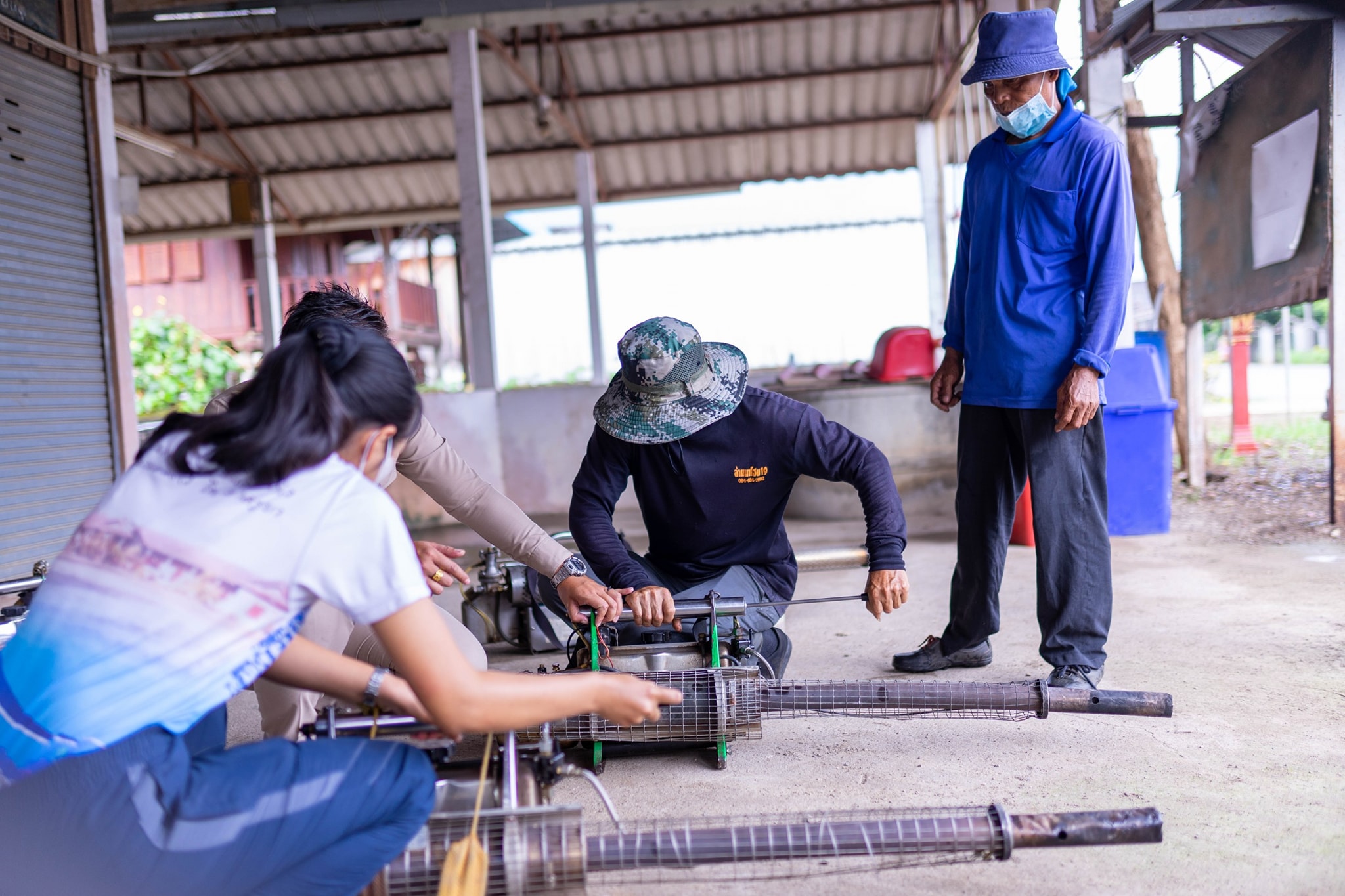 Read more about the article ดำเนินการป้องกันและควบคุมโรคไข้เลือดออก โดยมีกิจกรรมหลักไม่ให้ยุงเกิด ไม่ให้ยุงกัด ที่สำคัญ คือ 1.ปรับปรุงสิ่งแวดล้อม ทำลายแหล่งเพาะพันธุ์ลูกน้ำยุงลาย 2.พ่นหมอกควันกำจัดยุงตัวเต็มวัย 3.ใส่ทรายอะเบทกำจัดลูกน้ำ 4.ใส่สารเคมีกำจัดลูกน้ำ 5.สำรวจและเฝ้าระวังป้องกันผู้ป่วยรายใหม่ 6.ให้สุขศึกษา ประชาสัมพันธ์สร้างความตระหนักรู้ให้ประชาชนในการดูแลป้องกันตนเองให้ปลอดภัยจากโรคไข้เลือดออก เลี่ยงไม่ให้ยุงกัด ทาโลชั่นกันยุง ใส่เสื้อแขนยาว นอนในมุ้งฯ ณ บ้านสันวิไลพัฒนา หมู่ที่ 17 ตำบลแม่ตืน อำเภอลี้ จังหวัดลำพูน