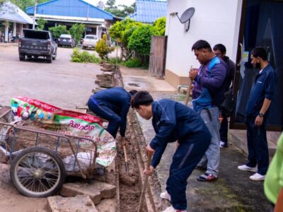 Read more about the article ทำความสะอาดและขุดลอกรางระบายน้ำที่ตื้นเขิน บริเวณด้านหลังอาคารสำนักงานองค์การบริหารส่วนตำบลเวียงแก้ว