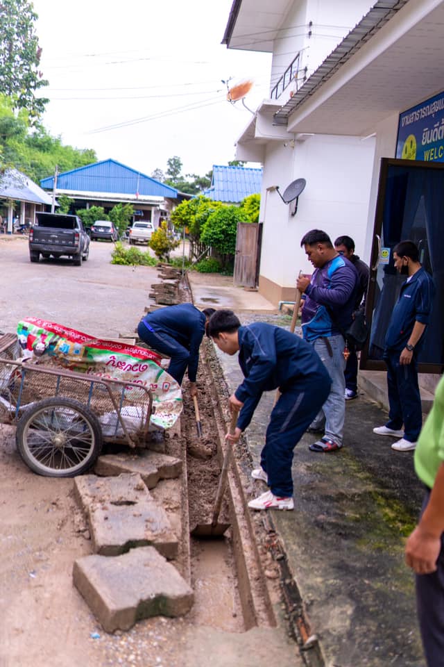 Read more about the article ทำความสะอาดและขุดลอกรางระบายน้ำที่ตื้นเขิน บริเวณด้านหลังอาคารสำนักงานองค์การบริหารส่วนตำบลเวียงแก้ว