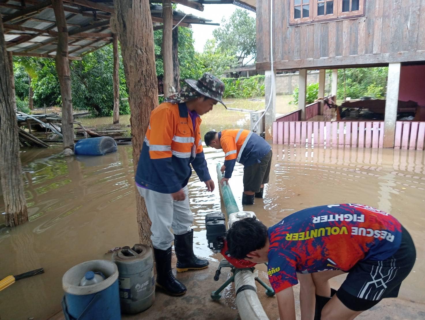 Read more about the article สูบน้ำออกจากบ้านเรือนราษฎร บ้านสันวิไล หมู่ที่ 9 ต.เเม่ตืน อ.ลี้ จ.ลำพูน