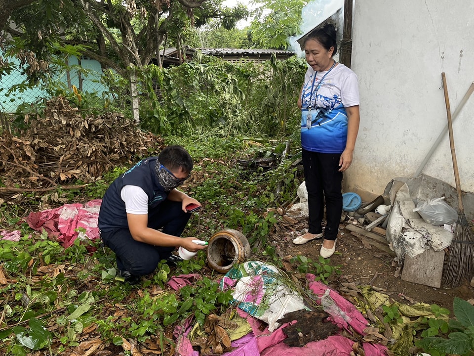 Read more about the article ดำเนินการป้องกันและควบคุมโรคไข้เลือดออก โดยมีกิจกรรมหลักไม่ให้ยุงเกิด ไม่ให้ยุงกัด ที่สำคัญ คือ 1.ปรับปรุงสิ่งแวดล้อม ทำลายแหล่งเพาะพันธุ์ลูกน้ำยุงลาย 2.พ่นหมอกควันกำจัดยุงตัวเต็มวัย 3.ใส่ทรายอะเบทกำจัดลูกน้ำ 4.ใส่สารเคมีกำจัดลูกน้ำ 5.สำรวจและเฝ้าระวังป้องกันผู้ป่วยรายใหม่ 6.ให้สุขศึกษา ประชาสัมพันธ์สร้างความตระหนักรู้ให้ประชาชนในการดูแลป้องกันตนเองให้ปลอดภัยจากโรคไข้เลือดออก เลี่ยงไม่ให้ยุงกัด ทาโลชั่นกันยุง ใส่เสื้อแขนยาว นอนในมุ้งฯ ณ บ้านวังมน หมู่ที่ 4 และ รร.บ้านสันป่าสัก หมู่ที่ 5 ตำบลแม่ตืน อำเภอลี้ จังหวัดลำพูน