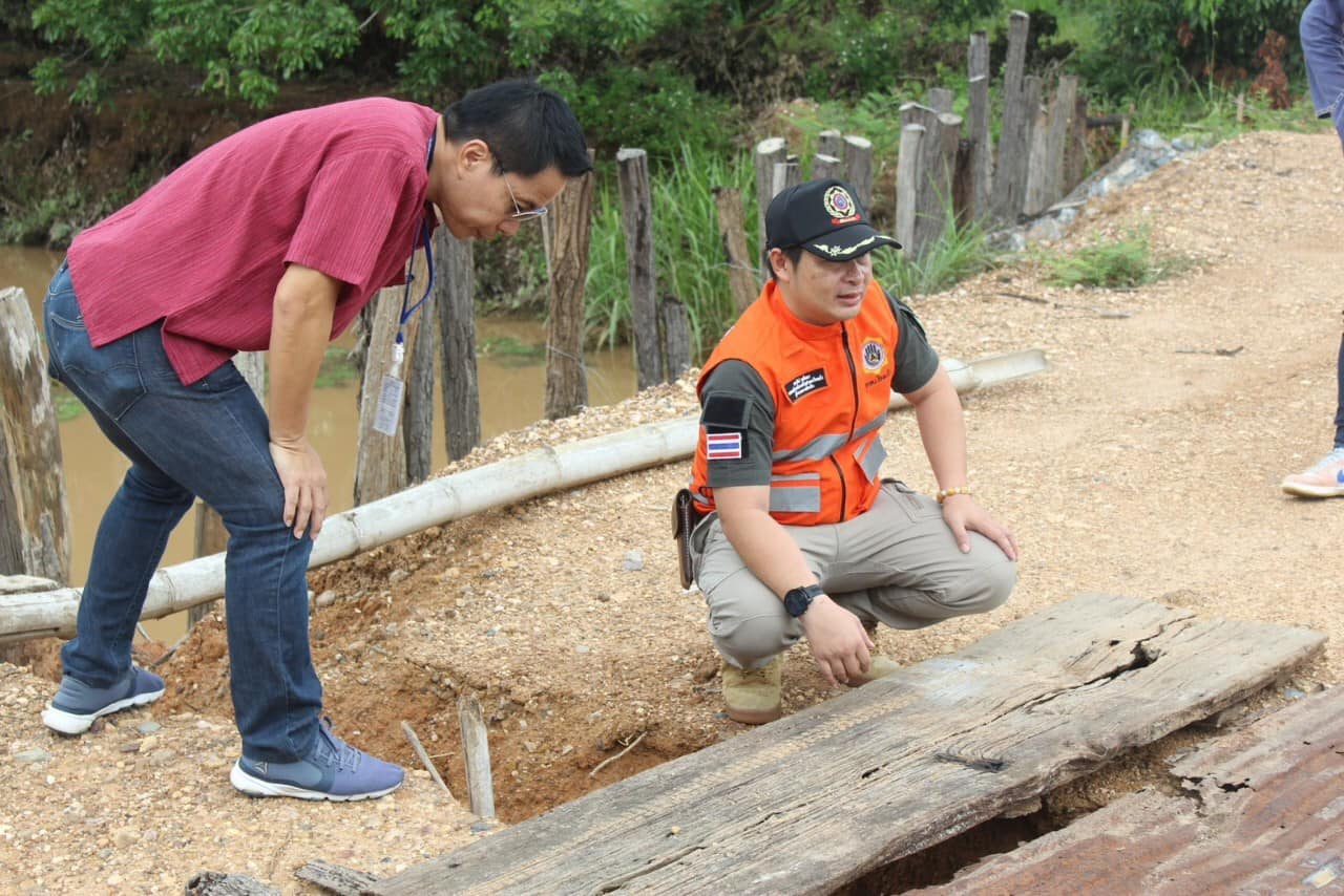 You are currently viewing ลงพื้นที่สำรวจสะพานที่ชำรุดเสียหายจากน้ำกัดเซาะพังทลายของดิน บ้านวังมน หมู่ที่ 4 ตำบลแม่ตืน อำเภอลี้ จังหวัดลำพูน