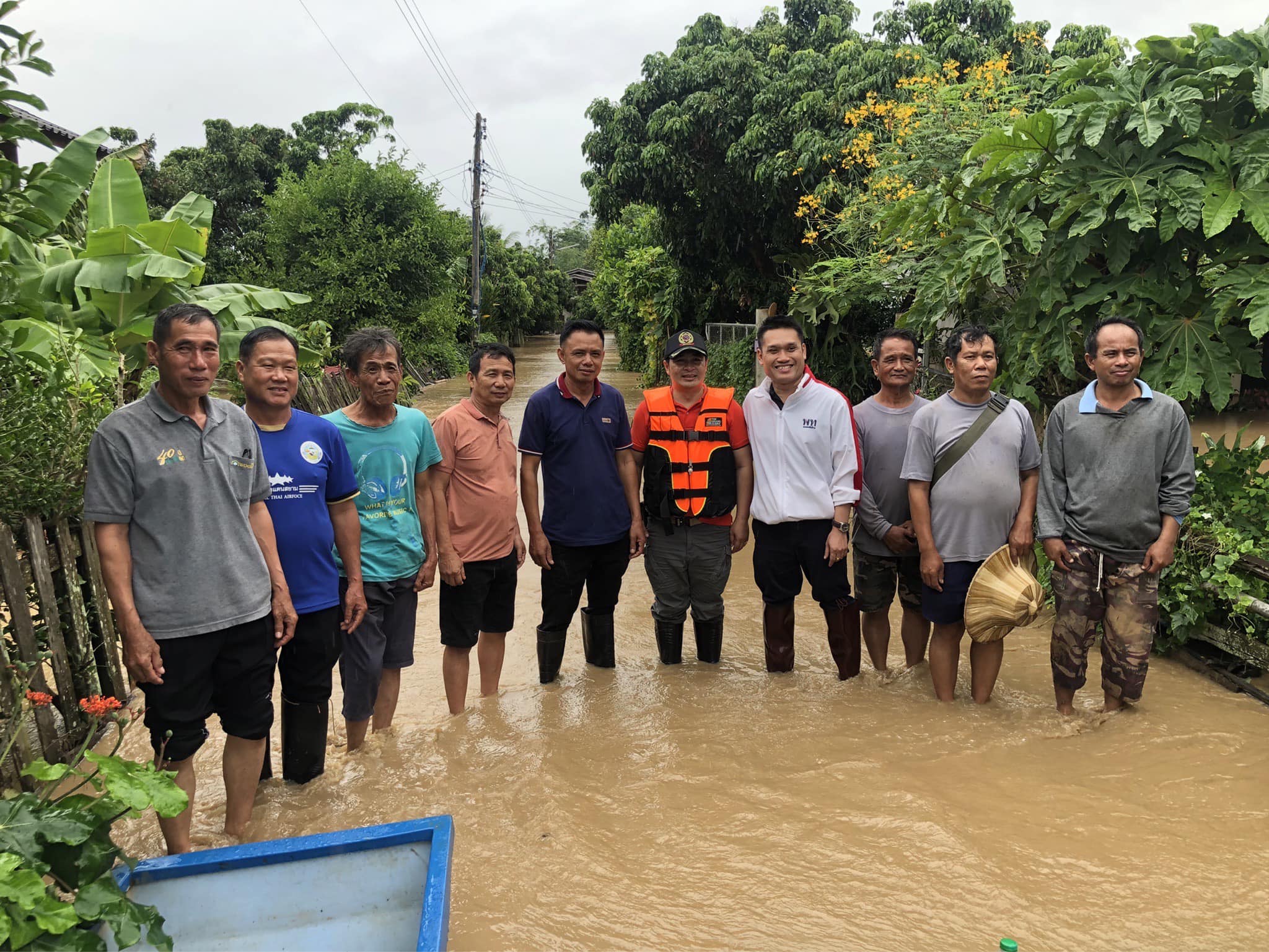 Read more about the article ลงพื้นที่ช่วยเหลือประชาชนที่ได้รับผลกระทบจากเหตุอุทกภัยในเขตพื้นที่องค์การบริหารส่วนตำบลเวียงแก้ว