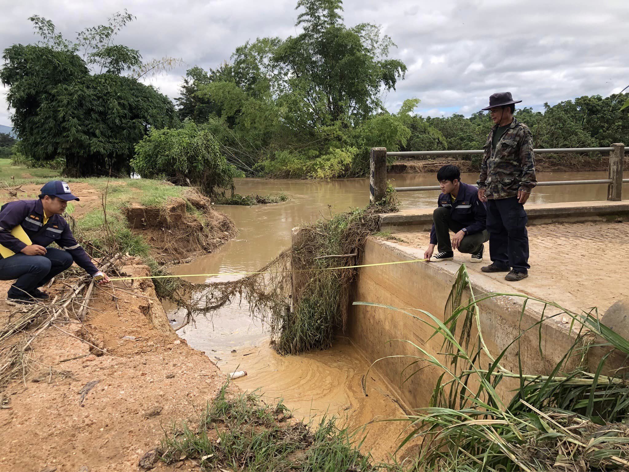 You are currently viewing ลงพื้นที่สำรวจความเสียหายจากเหตุอุทกภัย สะพานข้ามลำน้ำลี้ บ้านวังมน หมู่ที่ 4 ตำบลแม่ตืน อำเภอลี้ จังหวัดลำพูน