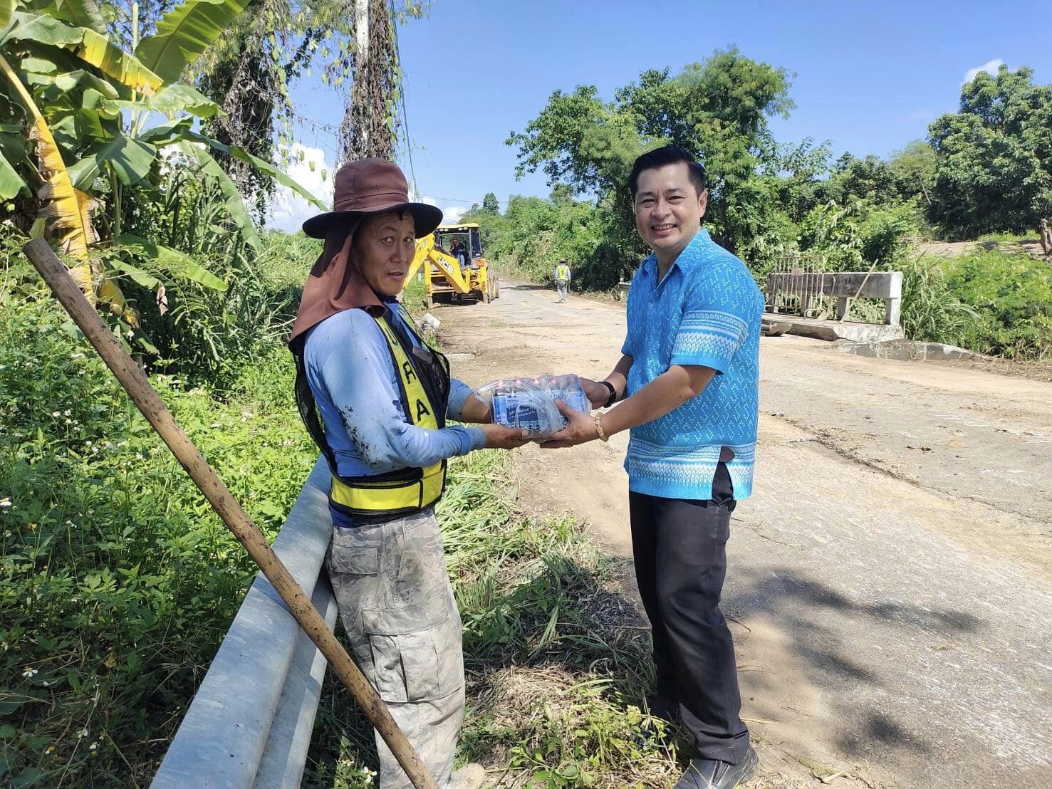 You are currently viewing ลงพื้นที่ประสานงานกับทางหลวงชนบท เพื่อซ่อมแซมคอสะพานสายทางอ่างเก็บน้ำแม่เทย พร้อมมอบของ สร้างขวัญกำลังใจ บ้านแม่เทยพัฒนา หมู่ที่ 14 ตำบลแม่ตืน อำเภอลี้ จังหวัดลำพูน