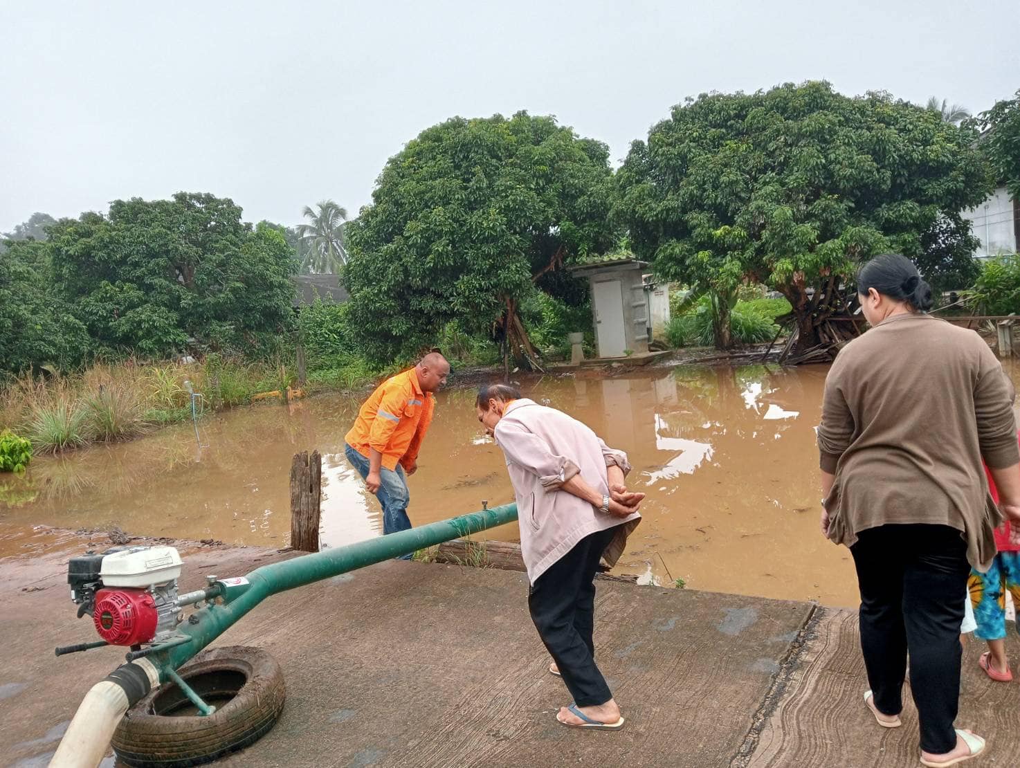 Read more about the article สูบน้ำออกจากบ้านเรือนราษฎร บ้านหนองบัวคำ หมู่ที่ 10 ต.เเม่ตืน อ.ลี้ จ.ลำพูน