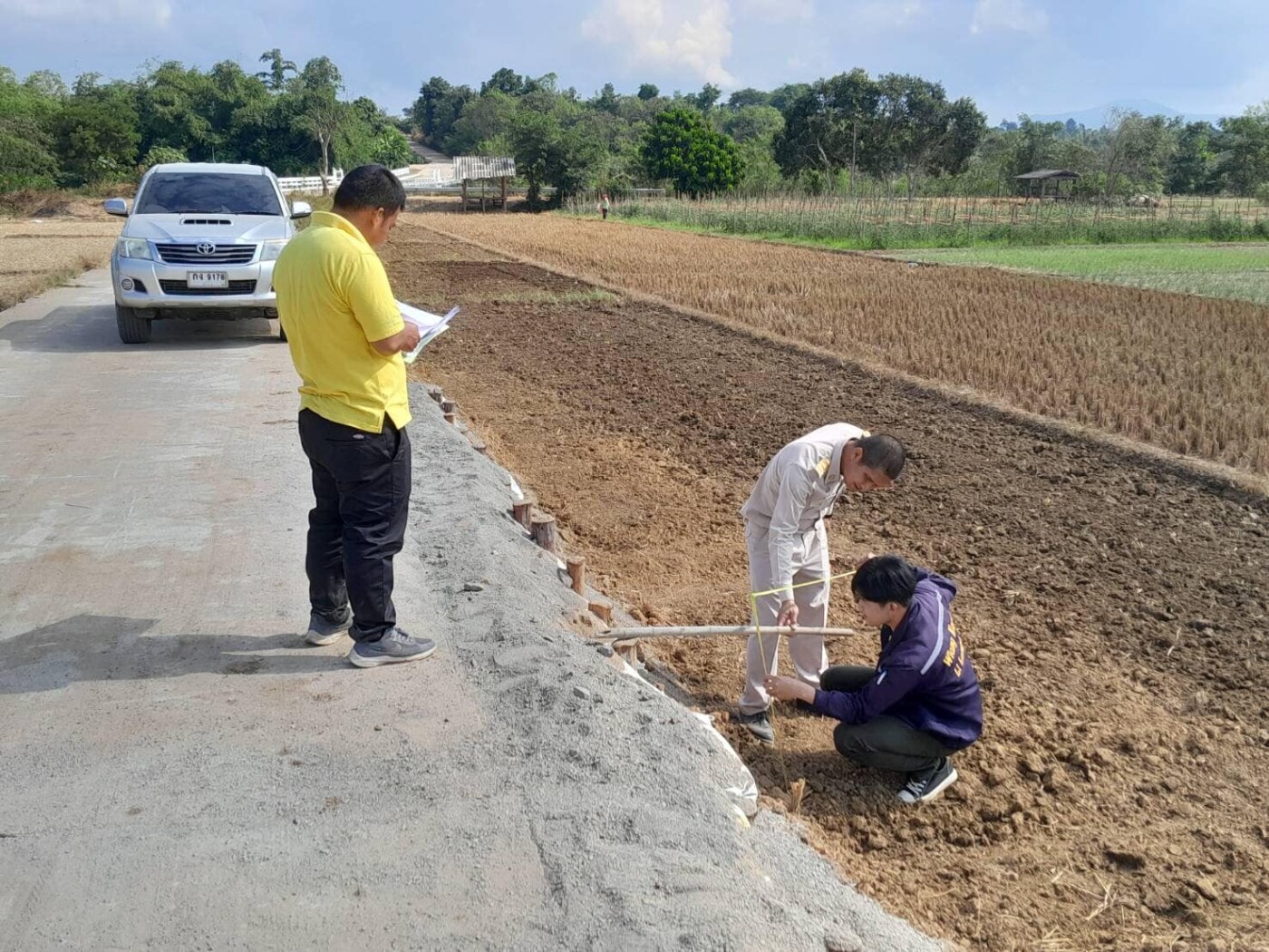 You are currently viewing ลงพื้นที่ตรวจรับงานจ้างโครงกาซ่อมแซมถนนคอนกรีตเสริมเหล็ก บ้านสันป่าสัก หมู่ที่ 5 ตำบลแม่ตืน อำเภอลี้ จังหวัดลำพูน