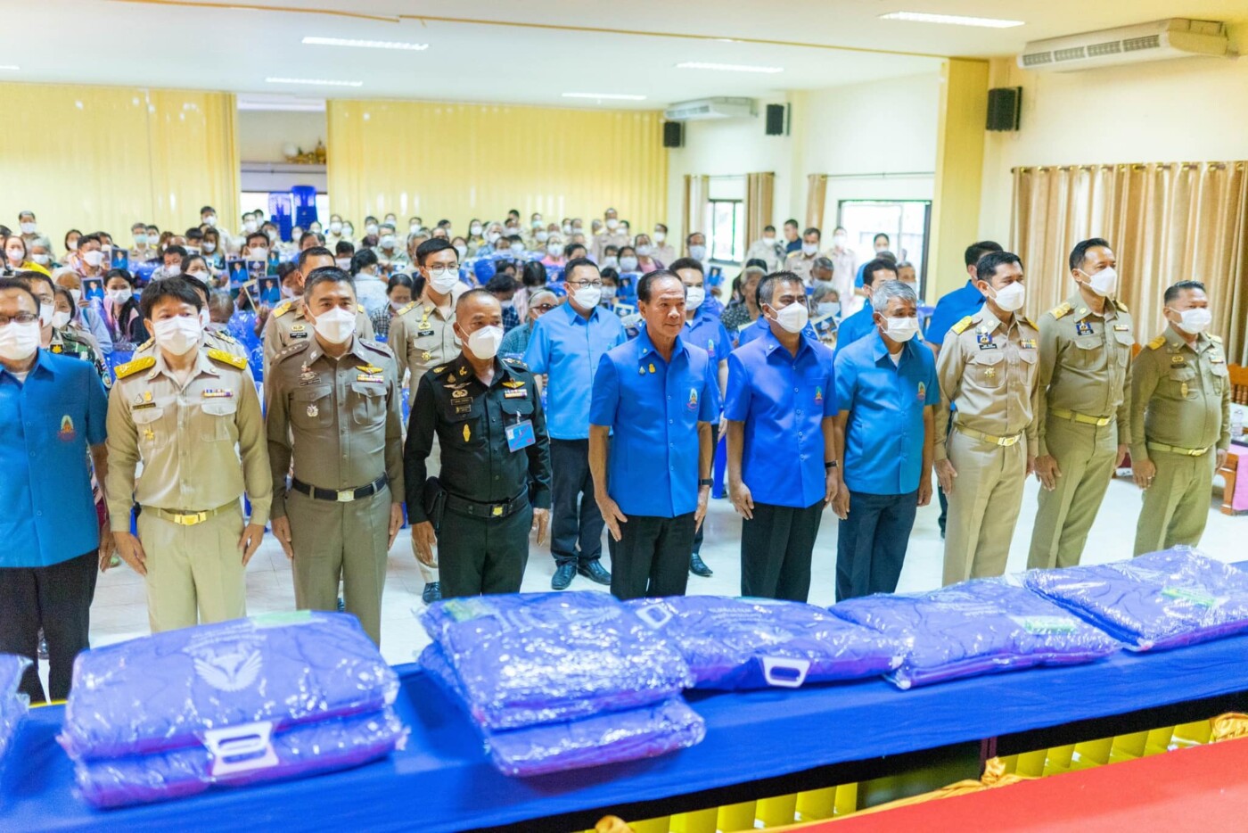 You are currently viewing พระบาทสมเด็จพระเจ้าอยู่หัวฯ โปรดเกล้าฯ ให้ นายวิลาศ รุจิวัฒนพงศ์ รองประธานฝ่ายบรรเทาทุกข์มูลนิธิราชประชานุเคราะห์ ในพระบรมราชูปถัมภ์ เป็นประธานมอบผ้าห่มกันหนาวและชุดยาเวชภัณฑ์ แก่ประชาชนผู้ประสบภัยจากอากาศหนาวในพื้นที่อำเภอลี้ จังหวัดลำพูน ในการนี้ องค์การบริหารส่วนตำบลเวียงเเก้ว นำโดย นายธนาธิป อุต๊ะมา นายกองค์การบริหารส่วนตำบลเวียงเเก้ว ได้เข้าร่วมพิธีและต่างรู้สึกสำนึกในพระหากรุณาธิคุณ ในความห่วงใยพสกนิกรของพระบาทสมเด็จพระเจ้าอยู่หัว อย่างหาที่สุดมิได้ ที่ได้ทรงพระกรุณา โปรดเกล้าฯ พระราชทานสิ่งของในครั้งนี้ ณ ห้องประชุมเทศบาลตำบลก้อ อำเภอลี้ จังหวัดลำพูน ลำพูน