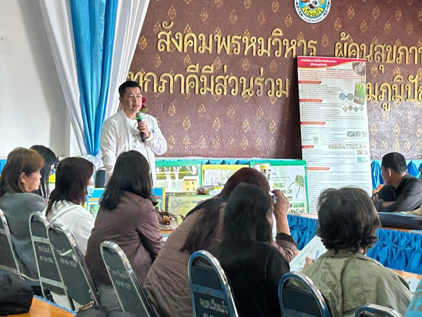 Read more about the article โครงการรณรงค์ลดการใช้สารเคมีทำการเกษตร ณ ห้องประชุมพรหมวิหาร อบต.เวียงแก้ว ตำบลแม่ตืน อำเภอลี้ จังหวัดลำพูน โดยร่วมกับสำนักงานเกษตรจังหวัดลำพูนในการส่งเสริมและสนับสนุนให้เกษตรกรดำเนินการจัดการศัตรูพืชด้วยวิธีผสมผสาน รวมถึงการใช้ชีวภัณฑ์และแมลงศัตรูธรรมชาติทดแทนสารเคมีในการป้องกันกำจัดศัตรูพืช และผลักดันให้เกษตรกร ลด ละ เลิกการใช้สารเคมีป้องกันกำจัดศัตรูพืช หรือให้มีการใช้อย่างถูกต้องและปลอดภัย