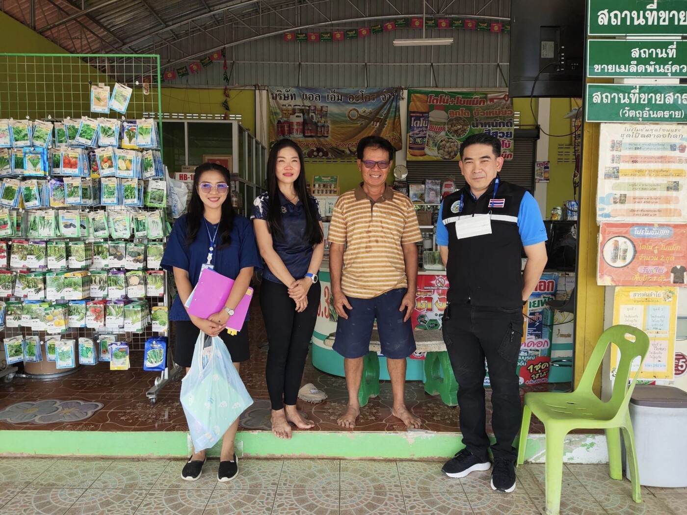 You are currently viewing ลงพื้นที่สถานประกอบการ เพื่อตรวจประเมินการต่ออายุหนังสือรับรองการจดแจ้งจัดตั้งสถานที่จำหน่ายอาหารหรือสถานที่สะสมอาหาร และใบอนุญาตประกอบกิจการที่เป็นอันตรายต่อสุขภาพ จำนวน 3 แห่ง 1. ร้าน ส.คลีนิกเกษตร หมู่ที่ 13 2.บจก.เค.วาย.พี. ธุรกิจการเกษตร (ขออนุญาตเลี้ยงโค) 3.Area36 Café @ห้วยศาลา