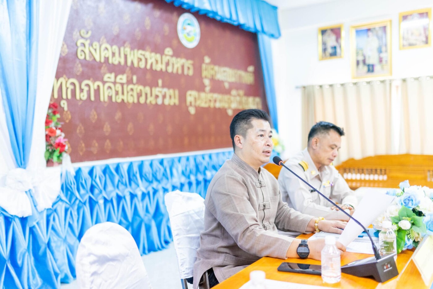 Read more about the article ประชุม พร้อมด้วยคณะผู้บริหาร, ผู้อำนวยการกอง, หัวหน้าส่วนงาน, ข้าราชการ, เจ้าหน้าที่ฯ ร่วมกับ ปกครองตำบลแม่ตืน, กำนัน, สารวัตรกำนัน, ผู้ใหญ่บ้าน, ผู้ช่วยผู้ใหญ่บ้าน, ประธานสภาฯ, สมาชิกสภาฯ, ประธาน อสม. ทุกหมู่บ้าน ร่วมประชุมประจำเดือน มีนาคม 2567 ณ ห้องประชุมพรหมวิหาร องค์การบริหารส่วนตำบลเวียงแก้ว เพื่อชี้แจงผลกการดำเนินงานการบริหารงานราชการที่ผ่านมา และ แผนการดำเนินงานที่ทางองค์การบริหารส่วนตำบลเวียงแก้ว จะได้ดำเนินการต่อจากนี้ ตลอดจนถึงร่วมหารือแนวทางการจัดงานแข่งขันกีฬาอนุบาล ศพด. ที่จะจัดขึ้น ในวันที่ 12 มีนาคม 2567