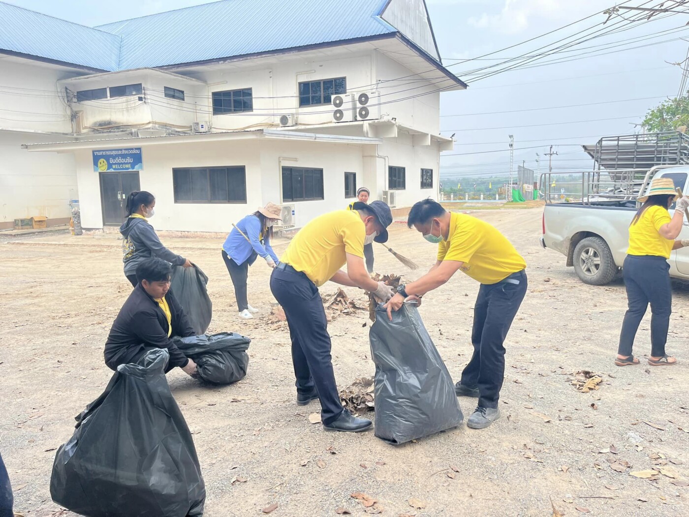 Read more about the article กิจกรรมบำเพ็ญประโยชน์ เนื่องในวันท้องถิ่นไทย ประจำปี 2567โดยจัดกิจกรรมเก็บขยะและทำความสะอาดบริเวณ อบต.เวียงแก้ว ณ องค์การบริหารส่วนตำบลเวียงแก้ว ตำบลเเม่ตืน อำเภอลี้ จังหวัดลำพูน