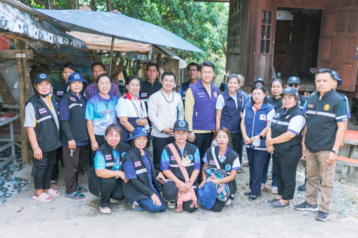 You are currently viewing ลงพื้นที่ร่วมกับ นายประเชิญ สมองดี นายอำเภอลี้ และ กิ่งกาชาดอำเภอลี้ ในการเสริมสร้างกำลังใจ ช่วยเหลือกำลังกาย โดยได้เยี่ยมพูดคุยมอบทุนทรัพย์ สิ่งของพร้อมด้วยข้าวสารอาหารแห้งที่จำเป็นต่อการดำรงชีพ ให้แก่ประชาชนในพื้นที่จำนวน 2 ราย ของหมู่ที่ 6 บ้านแม่เทย ตำบลแม่ตืน อำเภอลี้ จังหวัดลำพูน