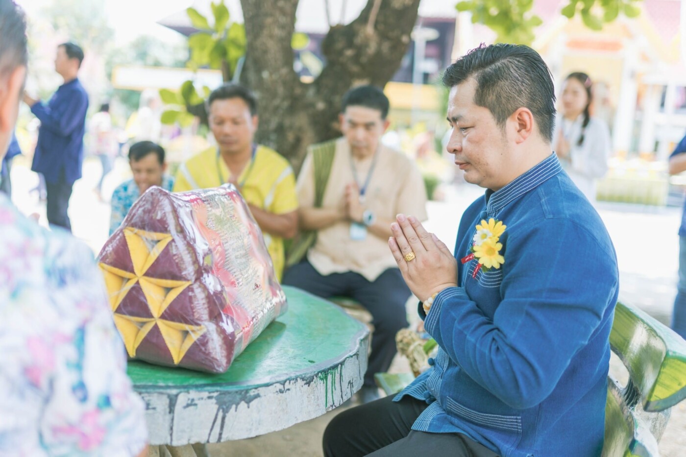 Read more about the article ประเพณีรดน้ำดำหัวนายอำเภอลี้ ผู้กำกับสถานีตำรวจภูธรอำเภอลี้ ปลัดอาวุโส และมอบของที่ระลึก เพื่อเป็นการสืบสานประเพณีอันดีงาน สืบไป