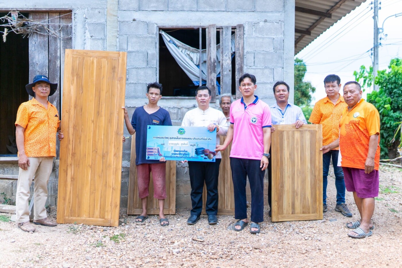 You are currently viewing ลงพื้นที่มอบวัสดุในการซ่อมแซมบ้านของ นายสมบูรณ์ สุดี และนายบุญส่ง สุขสินธิ์ หมู่ 7 บ้านห้วยศาล