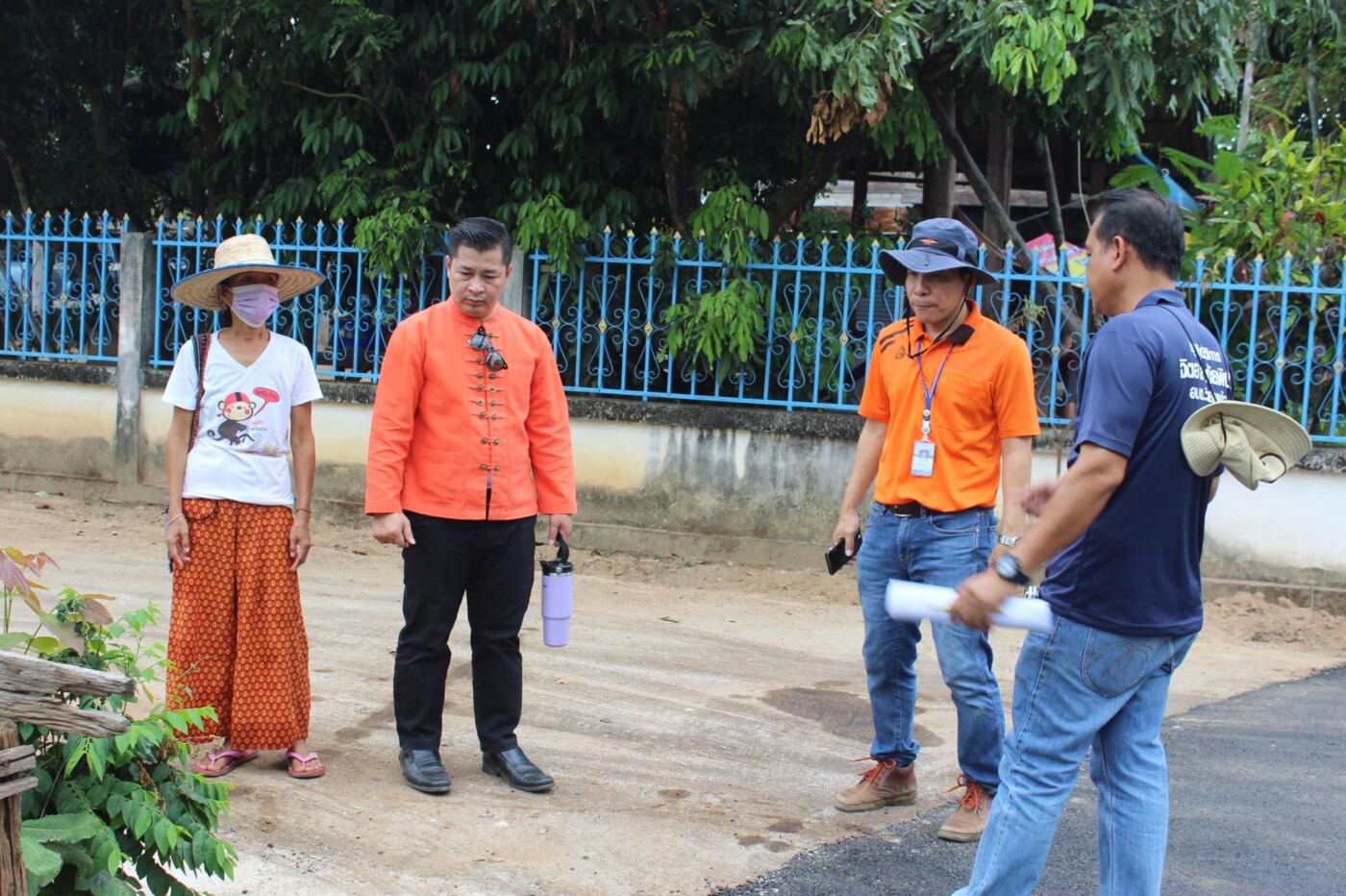 You are currently viewing ลงพื้นที่ติดตามงานโครงการก่อสร้างถนนแอสฟัลท์ รหัสสายทาง ลพ.ถ. 52007 ซอย 2 บ้านสันวิไล หมู่ที่ 9 ตำบลแม่ตืน อำเภอลี้ จังหวัดลำพูน เพื่อความสะดวกและปลอดภัยให้ราษฎรในการใช้ถนน