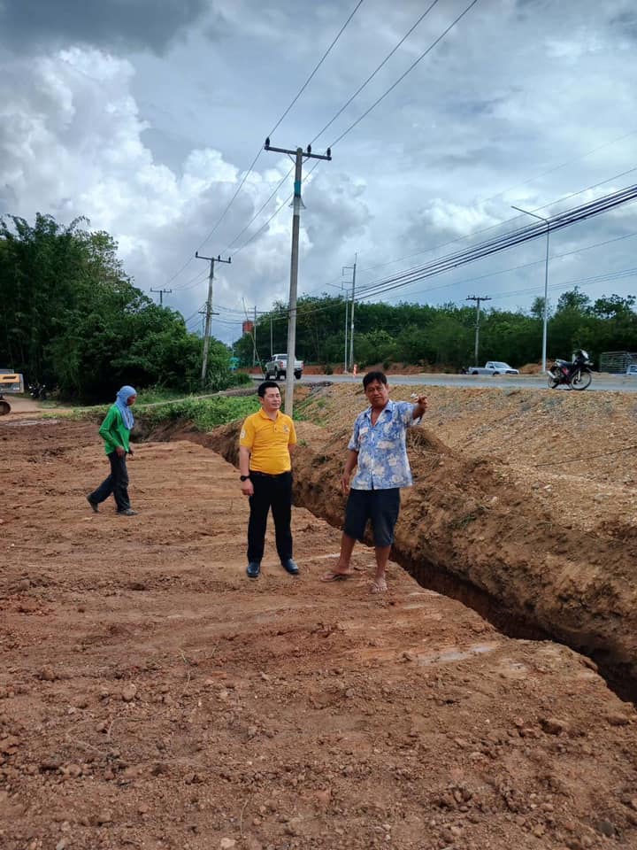 You are currently viewing ลงพื้นที่ติดตามงานปรับพื้นที่ถนนข้างลำเหมืองหนองบัวคำเชื่อมต่อระหว่างฝายเก็บน้ำห้วยศาลา บ้านห้วยศาลา หมู่ที่ 7 ตำบลแม่ตืน อำเภอลี้ จังหวัดลำพูน