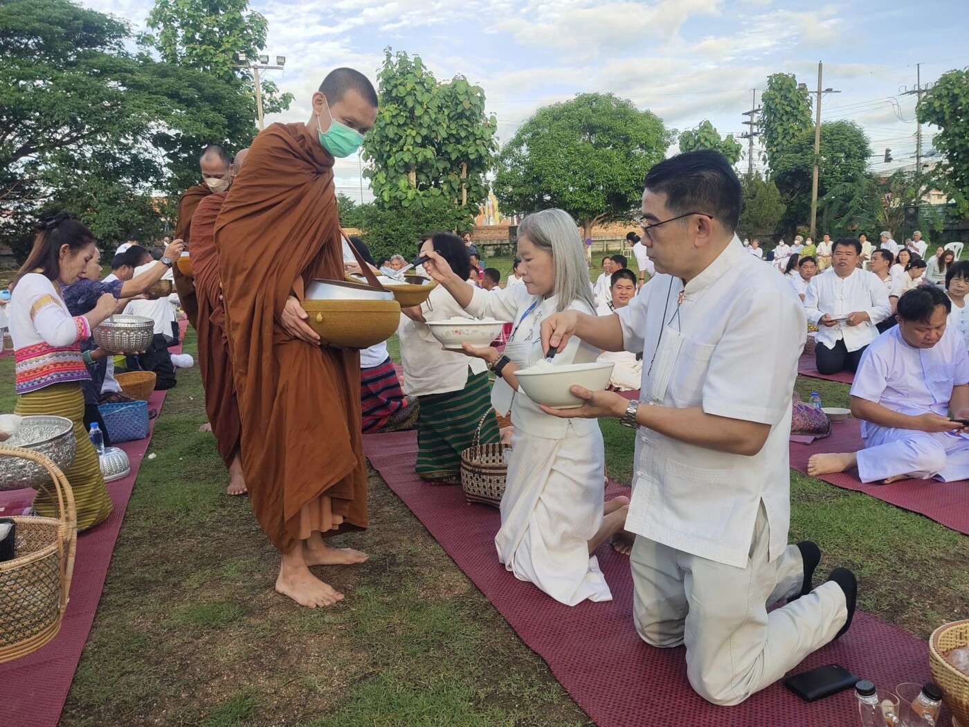 You are currently viewing พิธีทำบุญตักบาตรและฟังเทศนา “ร้อยใจธรรม ร้อยอำเภอ สืบสานราชธรรมถวายเป็นพระราชกุศลแด่สมเด็จพระเจ้าอยู่หัว เนื่องในโอกาสมหามงคลเฉลิมพระชนมพรรษา ๖ รอบ ๗๒ พรรษา “ โดยมีนายประเชิญ สมองดี นายอำเภอลี้ เป็นประธาน ณ สนามหน้าอาคารที่ว่าการอำเภอลี้ จังหวัดลำพูน