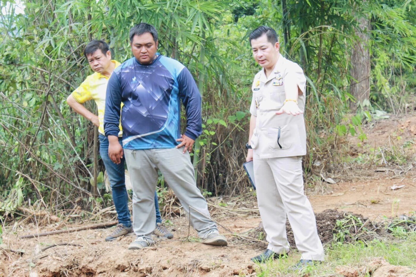 You are currently viewing ลงพื้นที่ดูตลิ่งข้างลำเหมืองแม่แนตถูกน้ำกัดเซาะทรุดตัว บ้านสันป่าสัก หมู่ที่ 5 ตำบลแม่ตืน อำเภอลี้ จังหวัดลำพูน