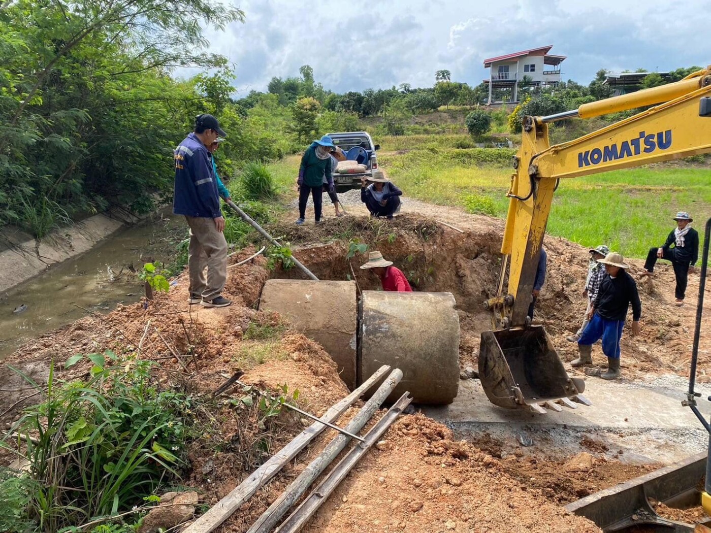 You are currently viewing ลงพื้นที่ซ่อมแซมตลิ่งข้างลำเหมืองแม่แนตพร้อมวางท่อระบายน้ำ บ้านสันป่าสัก หมู่ที่ 5 ตำบลแม่ตืน อำเภอลี้ จังหวัดลำพูน