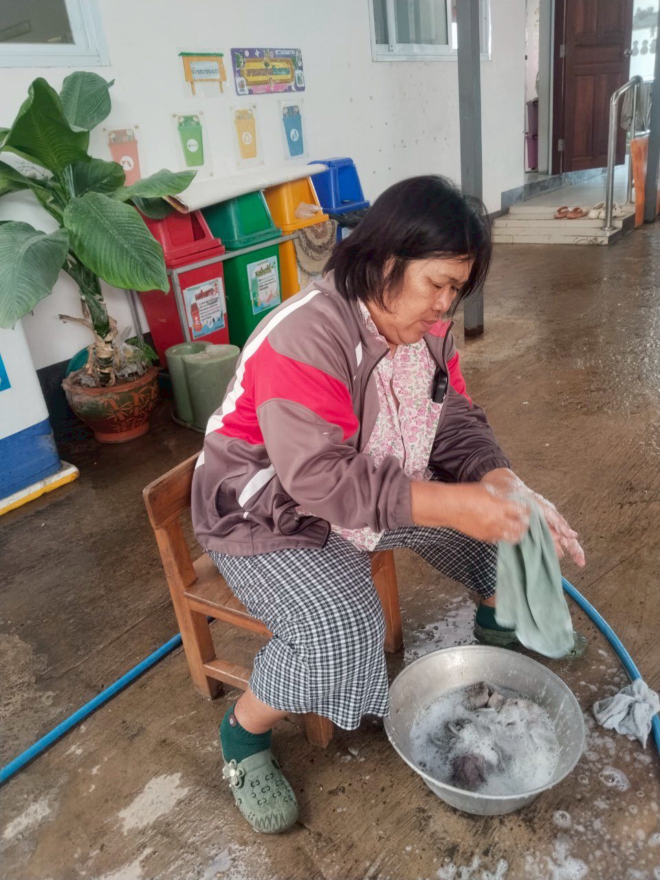 Read more about the article ทำความสะอาดบริเวณศูนย์พัฒนาเด็กเล็กเพื่อเตรียมความพร้อมในการเปิดศูนย์พัฒนาเด็กเล็กหลังจากหยุดยาวช่วงสงกรานต์