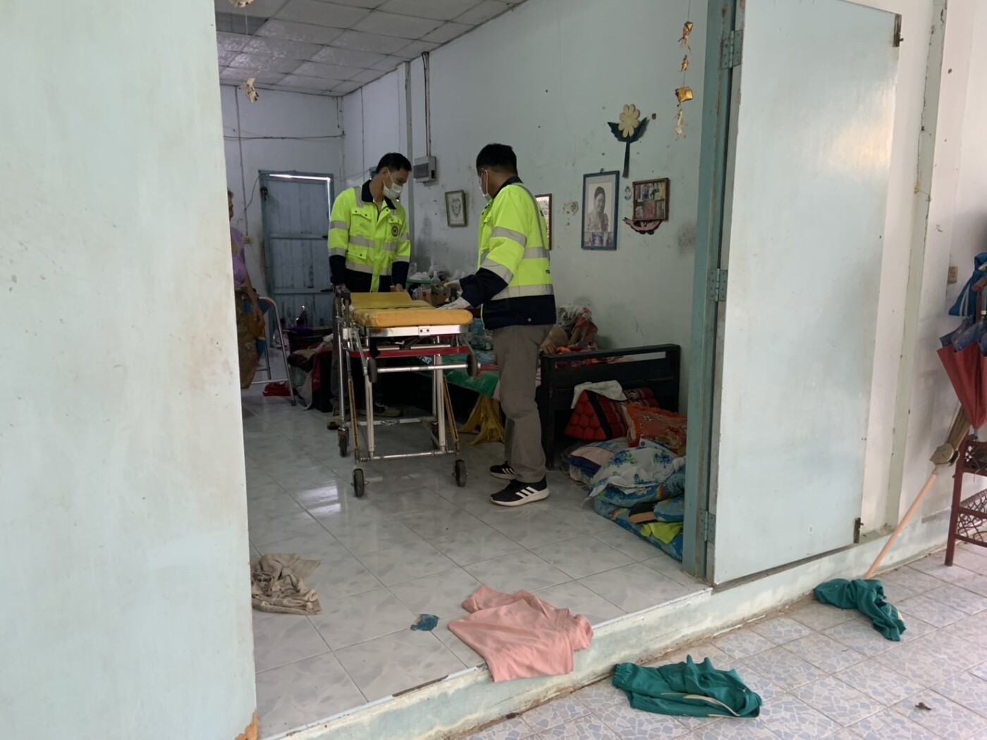 Read more about the article จัดรถพยาบาลพร้อมเจ้าหน้าที่กู้ชีพออกตรวจสอบเมื่อได้รับเเจ้งมีผู้ป่วยขอความช่วยเหลือบ้านหนองบัวคำ หมู่ที่ 10