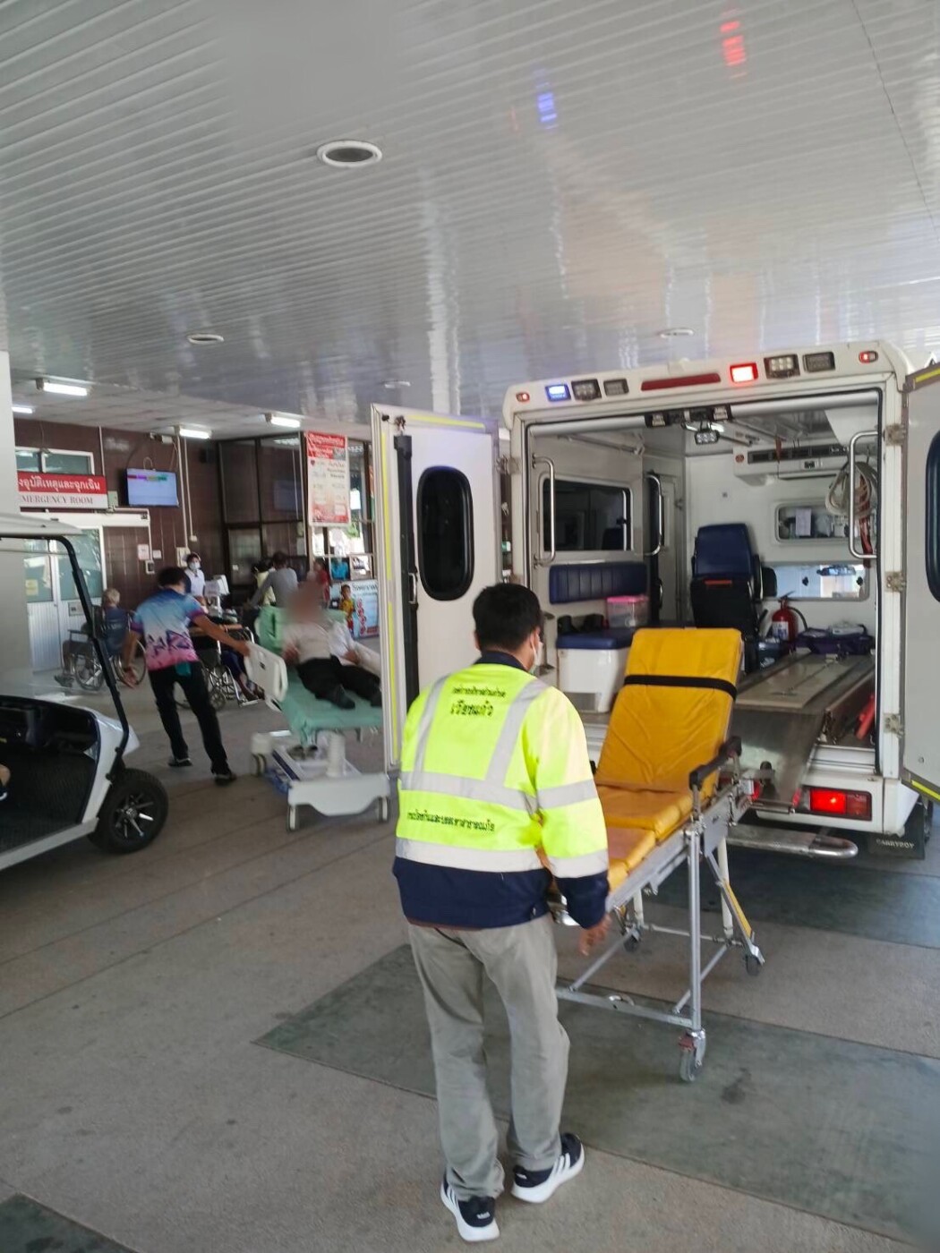 You are currently viewing จัดรถพยาบาลพร้อมเจ้าหน้าที่กู้ชีพออกตรวจสอบเมื่อได้รับเเจ้งมีผู้ป่วยขอความช่วยเหลือบ้านหนองบัวคำ หมู่ที่ 10