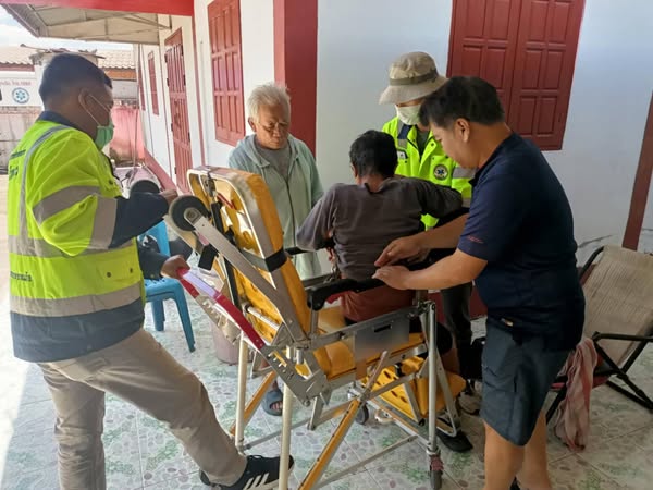 You are currently viewing จัดรถพยาบาลพร้อมเจ้าหน้าที่กู้ชีพออกตรวจสอบเมื่อได้รับเเจ้งมีผู้ป่วยขอความช่วยเหลือบ้านเเม่เทยสามัคคี หมู่ที่13