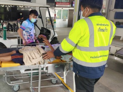 Read more about the article จัดรถพยาบาลพร้อมเจ้าหน้าที่กู้ชีพออกตรวจสอบเมื่อได้รับเเจ้งมีผู้ป่วยขอความช่วยเหลือบ้านเเม่เทยพัฒนา หมู่ที่ 14