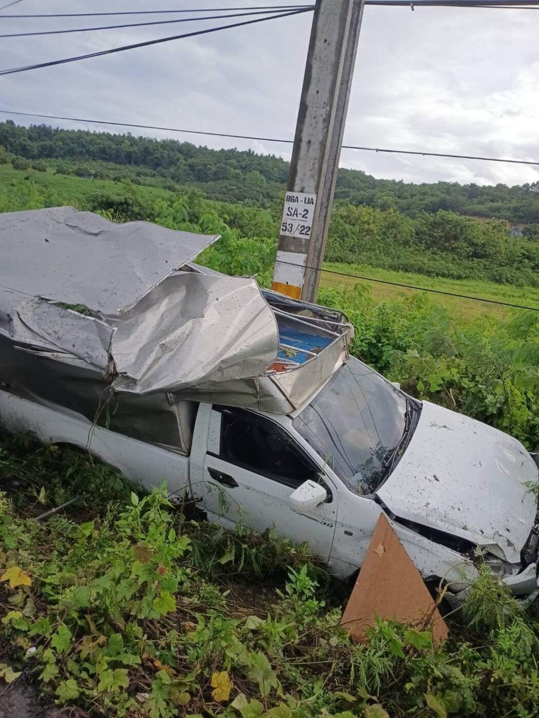 Read more about the article จัดรถพยาบาลพร้อมเจ้าหน้าที่กู้ชีพออกตรวจสอบเมื่อได้รับเเจ้งมีรถกระบะตู้ทึบพลิกคว่ำ บริเวณบริเวณยูเทิร์นทางเข้า บ้านไร่ หมู่ที่ 2