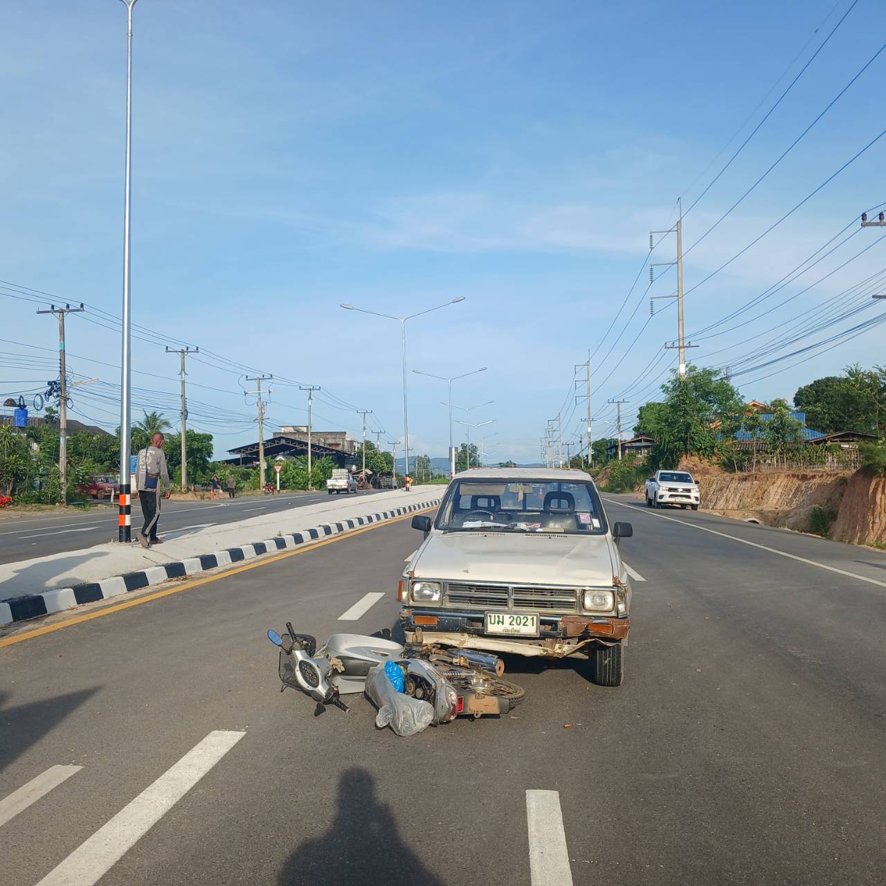 Read more about the article จัดรถพยาบาลพร้อมเจ้าหน้าที่กู้ชีพออกตรวจสอบเมื่อได้รับเเจ้งมีรถกระบนชนรถจักยานยนต์ บนถนน 106 ลี้ – ลำพูน หมู่ที่ 4