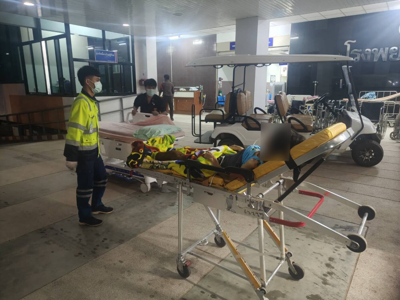 Read more about the article จัดรถพยาบาลพร้อมเจ้าหน้าที่กู้ชีพออกตรวจสอบเมื่อได้รับเเจ้งมีผู้ป่วยขอความช่วยเหลือบ้านหล่ายท่า ตำบลไผ่ หมู่ที่ 4