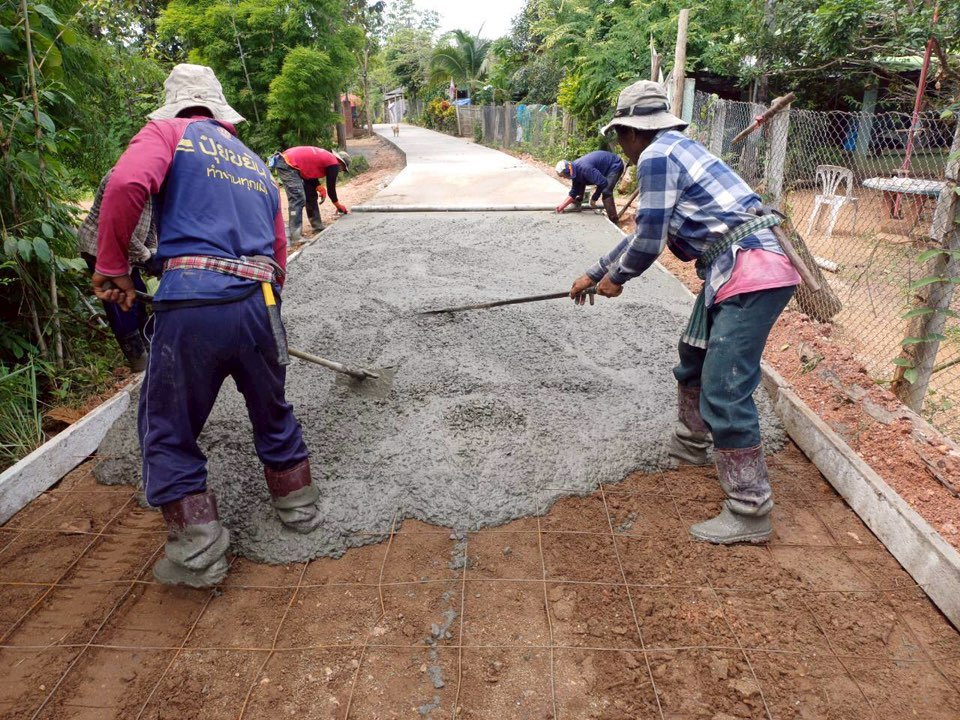 Read more about the article ลงพื้นที่ติดตามงานโครงการก่อสร้างถนนคอนกรีตเสริมเหล็ก ซอย 3 ถึงแก่งเสือเต้น บ้านแม่เทยสามัคคี หมู่ที่ 13 ตำบลแม่ตืน อำเภอลี้ จังหวัดลำพูน