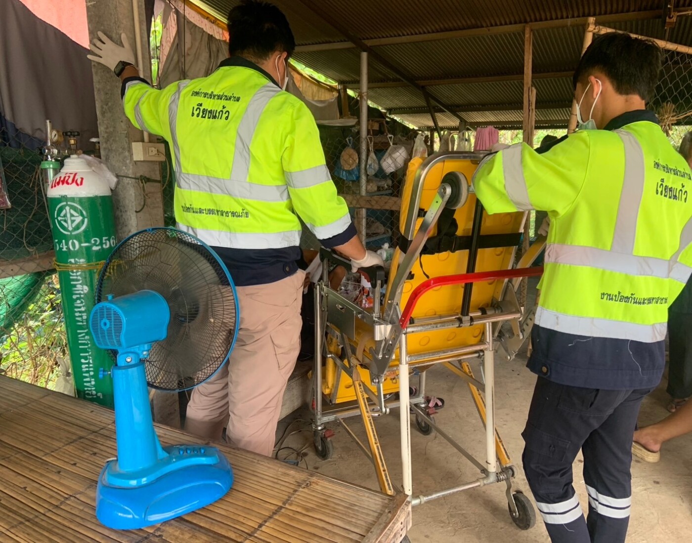 You are currently viewing จัดรถพยาบาลพร้อมเจ้าหน้าที่กู้ชีพออกตรวจสอบเมื่อได้รับเเจ้งมีผู้ป่วยขอความช่วยเหลือบ้านสันวิไล หมู่ที่ 9