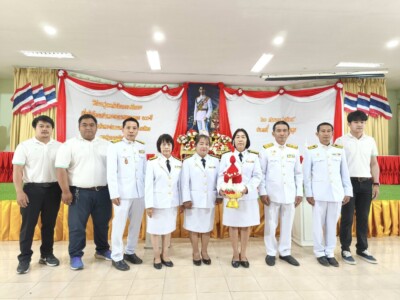 Read more about the article พิธีถวายพุ่มดอกไม้และถวายราชสักการะ เนื่องในโอกาสวันพระบรมราชสมภพครบ 100 พระบาทสมเด็จพระปรเมนทรมหาอานันทมหิดล พระอัฐมรามาธิบดินทร ณ ห้องประชุมเมืองนักบุญ ที่ว่าการอำเภอลี้ จังหวัดลำพูน