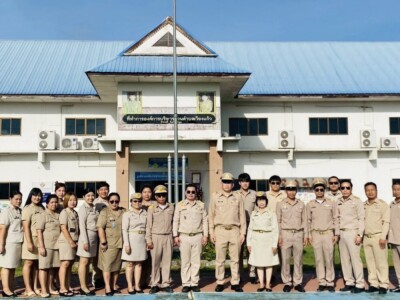 Read more about the article เข้าเเถวเคารพธงชาติเนื่องด้วยคณะรัฐมนตรีได้มีมติคณะรัฐมนตรี เห็นชอบกำหนดให้ วันที่ 28 กันยายน ของทุกปี เป็นวันพระราชทานธงชาติไทย รวมถึงกำหนดให้มีการชักและประดับธงชาติไทยในวันดังกล่าว เพื่อเป็นการเสริมความภาคภูมิใจของคนในชาติ และเป็นการน้อมรำลึกในพระมหาการุณาธิคุณพระบาทสมเด็จพระมงกุฎเกล้าเจ้าอยู่หัวที่ทรงพระราชทานธงไตรรงค์เป็นชาติไทย ณ สนามฟุตซอลหน้าอาคารสำนักงาน องค์การบริหารส่วนตำบลเวียงแก้ว